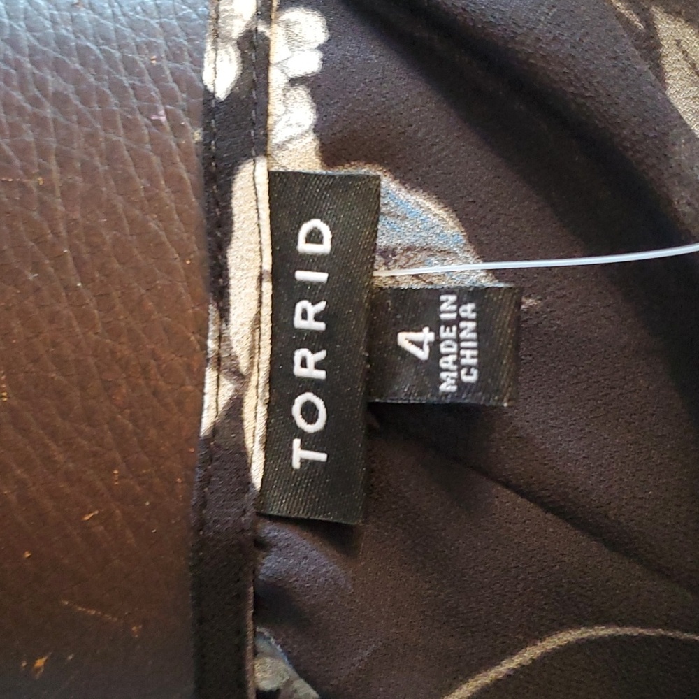 Torrid Semi-Sheer Floral Hi-Lo Tunic - Picture 10 of 13